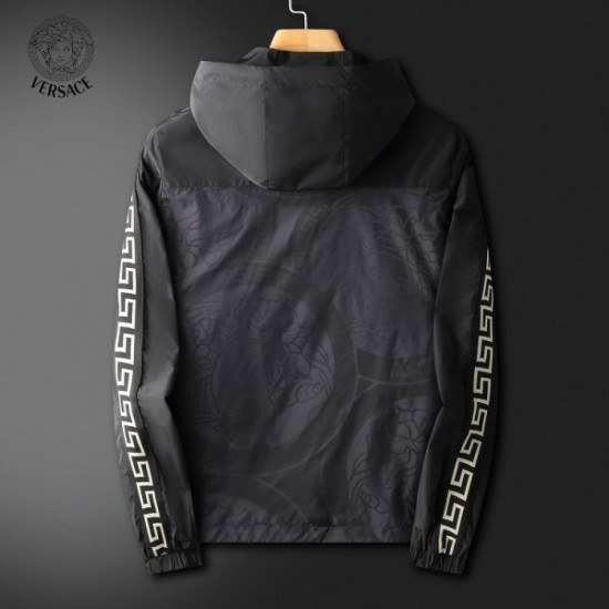 VERSACE Versace coat 2023SS Light impression in autumn VERSACE Versace coat 2023SS Light impression in autumn