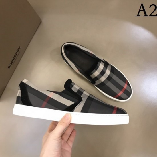 BURBERRY Burberry casual shoes 2023AW magazine published domestic BURBERRY Burberry casual shoes 2023AW magazine published domestic