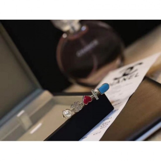 CHANEL This winter's new item 2023FW brooch that you can take for granted CHANEL This winter's new item 2023FW brooch that you can take for granted