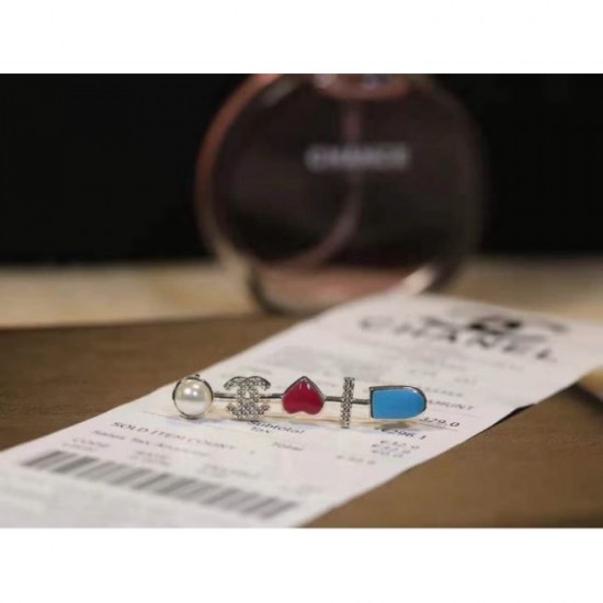 CHANEL This winter's new item 2023FW brooch that you can take for granted CHANEL This winter's new item 2023FW brooch that you can take for granted