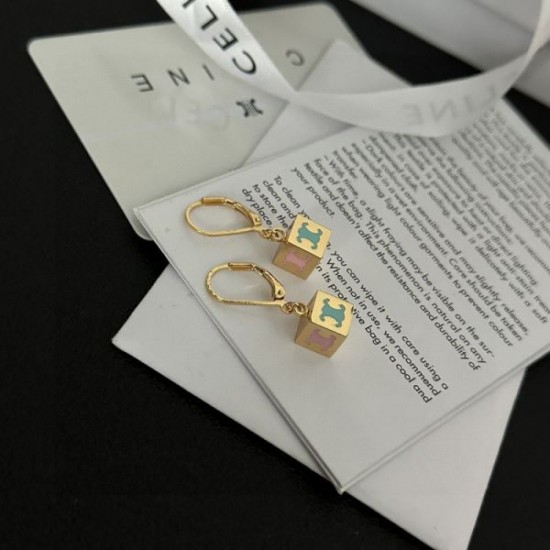 2023FW Earrings CELINE Celine This season has a sense of fashion 2023FW Earrings CELINE Celine This season has a sense of fashion