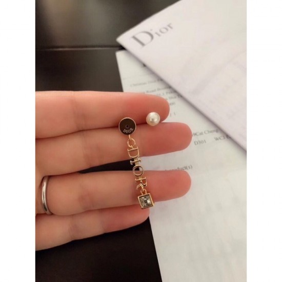 2023SS Earrings Great presence style DIOR Dior 2023SS Earrings Great presence style DIOR Dior