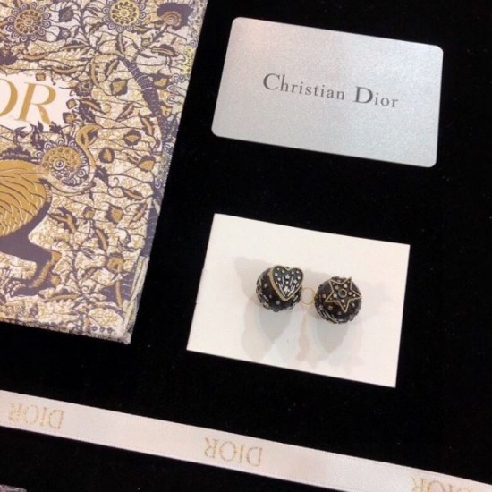 DIOR Dior New Winter 2023FW earrings you can't take your eyes off of DIOR Dior New Winter 2023FW earrings you can't take your eyes off of