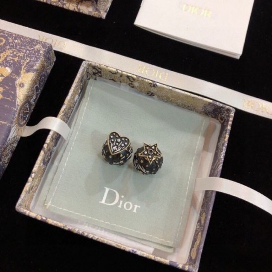 DIOR Dior New Winter 2023FW earrings you can't take your eyes off of DIOR Dior New Winter 2023FW earrings you can't take your eyes off of