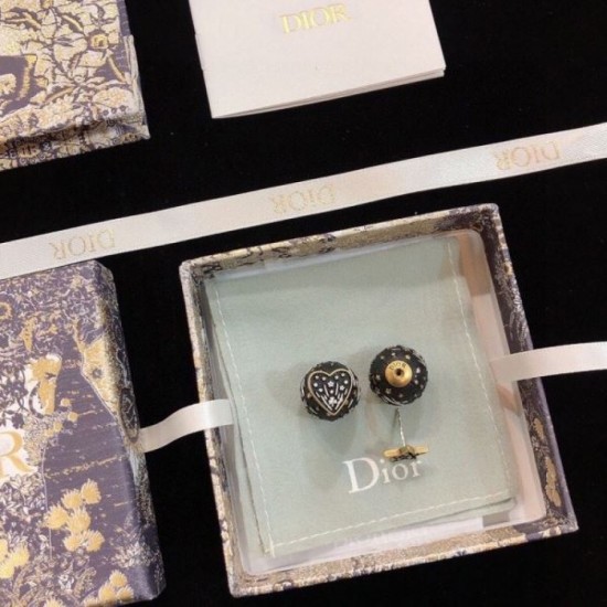 DIOR Dior New Winter 2023FW earrings you can't take your eyes off of DIOR Dior New Winter 2023FW earrings you can't take your eyes off of