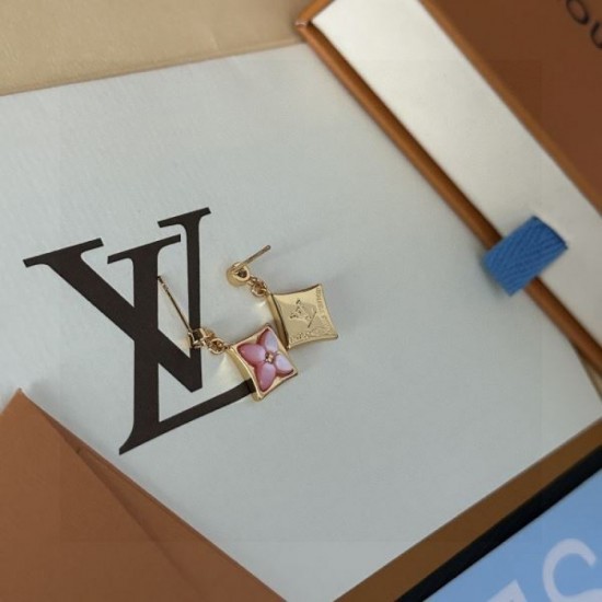 LOUIS VUITTON Also great as a gift! 2023FW earrings LOUIS VUITTON Also great as a gift! 2023FW earrings
