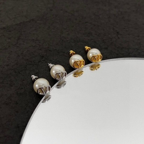 2023SS earrings very popular sale VALENTINO Valentino 2023SS earrings very popular sale VALENTINO Valentino