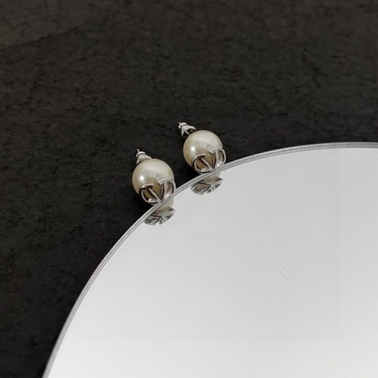 2023SS earrings very popular sale VALENTINO Valentino 2023SS earrings very popular sale VALENTINO Valentino