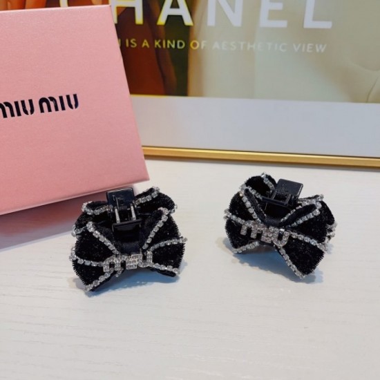 2023SS hair ornament Unique item that becomes the main character MIU MIU 2023SS hair ornament Unique item that becomes the main character MIU MIU
