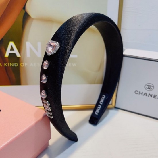 2023SS hair ornament A must-have item for fashion people MIU MIU 2023SS hair ornament A must-have item for fashion people MIU MIU