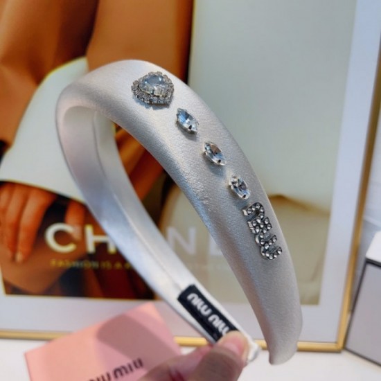 2023SS hair ornament A must-have item for fashion people MIU MIU 2023SS hair ornament A must-have item for fashion people MIU MIU