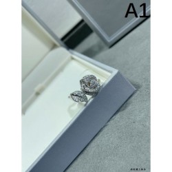 DIOR Sold out item 2023FW ring that is sure to be a hit in winter