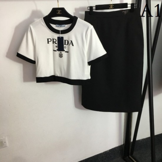 Summer-like new arrival short-sleeved T-shirt + tight skirt top and bottom set 2023SS PRADA Prada Summer-like new arrival short-sleeved T-shirt + tight skirt top and bottom set 2023SS PRADA Prada