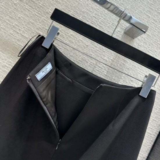 2023FW Tight Skirt PRADA Prada Much Attention Domestic Sold Out Limited Quantity 2023FW Tight Skirt PRADA Prada Much Attention Domestic Sold Out Limited Quantity