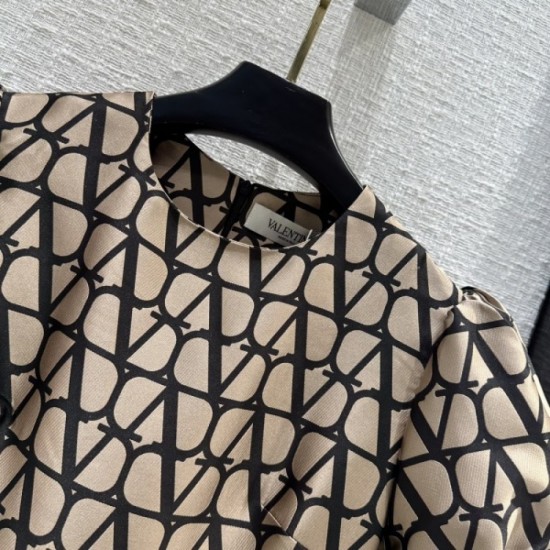 A lot of celebrities love one piece 2023SS VALENTINO Valentino A lot of celebrities love one piece 2023SS VALENTINO Valentino