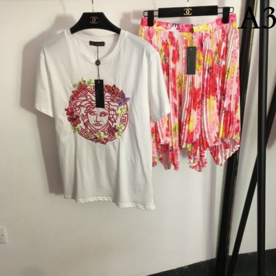 Satisfying new summer short-sleeved T-shirt + pleated skirt top and bottom set 2023SS VERSACE Versace Satisfying new summer short-sleeved T-shirt + pleated skirt top and bottom set 2023SS VERSACE Versace