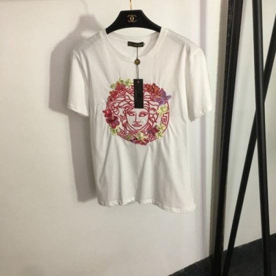 Satisfying new summer short-sleeved T-shirt + pleated skirt top and bottom set 2023SS VERSACE Versace Satisfying new summer short-sleeved T-shirt + pleated skirt top and bottom set 2023SS VERSACE Versace