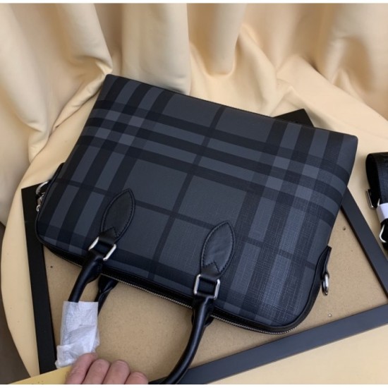 Item 2023SS BURBERRY Burberry briefcase with a strong presence Item 2023SS BURBERRY Burberry briefcase with a strong presence