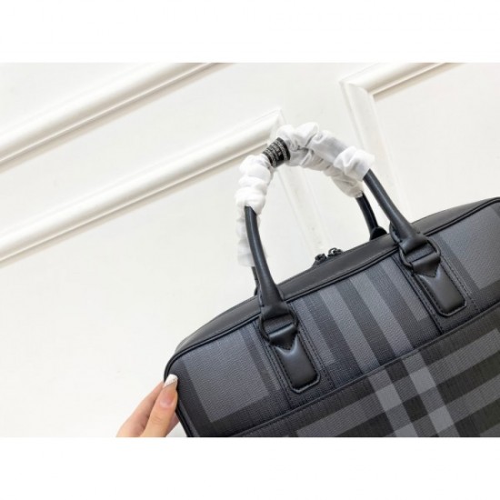 Eye-catching style this summer 2023SS BURBERRY Burberry Briefcase Eye-catching style this summer 2023SS BURBERRY Burberry Briefcase