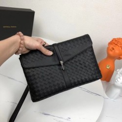 Almost sold out 2023SS BOTTEGA VENETA Clutch bag