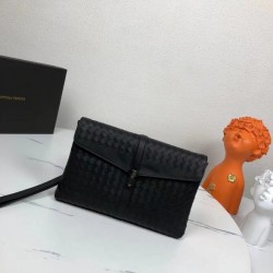 Almost sold out 2023SS BOTTEGA VENETA Clutch bag