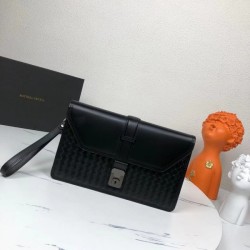 Hard to find 2023SS BOTTEGA VENETA Bottega Veneta clutch bag