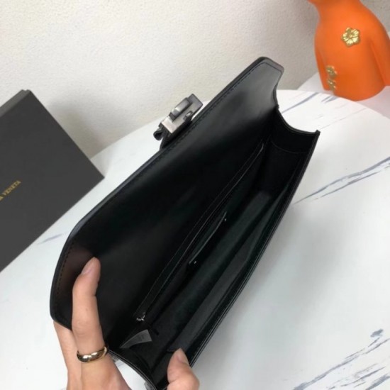 Hard to find 2023SS BOTTEGA VENETA Bottega Veneta clutch bag Hard to find 2023SS BOTTEGA VENETA Bottega Veneta clutch bag