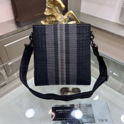 Stylish presence 2023FW BOTTEGA VENETA Bottega Veneta men's shoulder bag