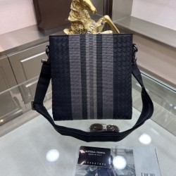Stylish presence 2023FW BOTTEGA VENETA Bottega Veneta men's shoulder bag