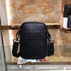 Gorgeous atmosphere 2023FW BOTTEGA VENETA Bottega Veneta Men's Shoulder Bag