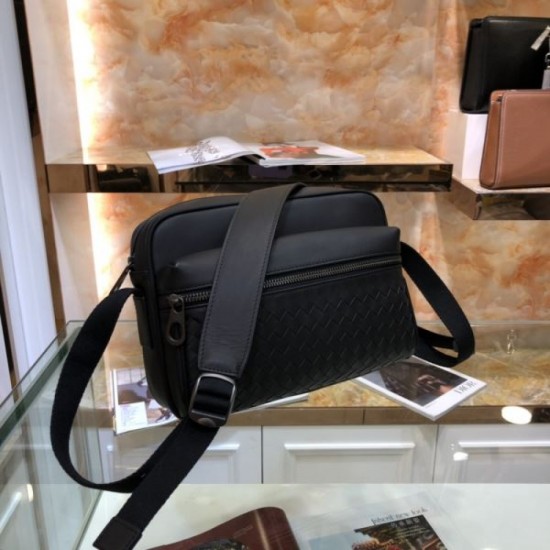 Products worn by celebrities 2023FW BOTTEGA VENETA Bottega Veneta Men's Shoulder Bag Products worn by celebrities 2023FW BOTTEGA VENETA Bottega Veneta Men's Shoulder Bag