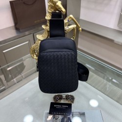 Not yet available in Japan 2023FW BOTTEGA VENETA Bottega Veneta Men's Chest Bag