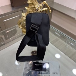 Not yet available in Japan 2023FW BOTTEGA VENETA Bottega Veneta Men's Chest Bag