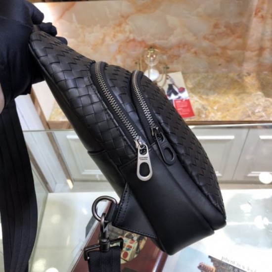 Extremely rare and difficult to obtain 2023FW BOTTEGA VENETA Bottega Veneta Men's Chest Bag Extremely rare and difficult to obtain 2023FW BOTTEGA VENETA Bottega Veneta Men's Chest Bag