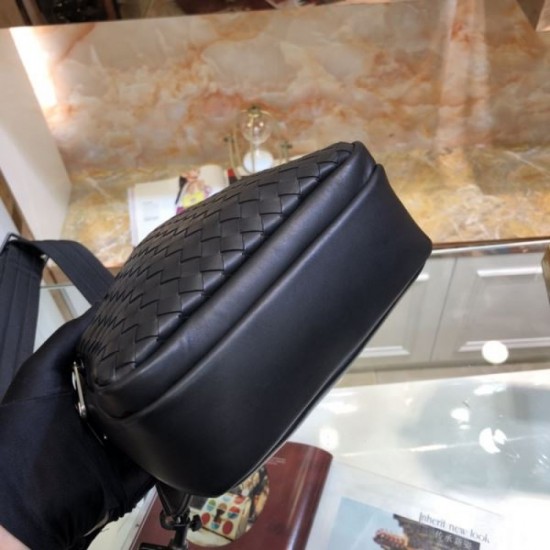 Extremely rare and difficult to obtain 2023FW BOTTEGA VENETA Bottega Veneta Men's Chest Bag Extremely rare and difficult to obtain 2023FW BOTTEGA VENETA Bottega Veneta Men's Chest Bag