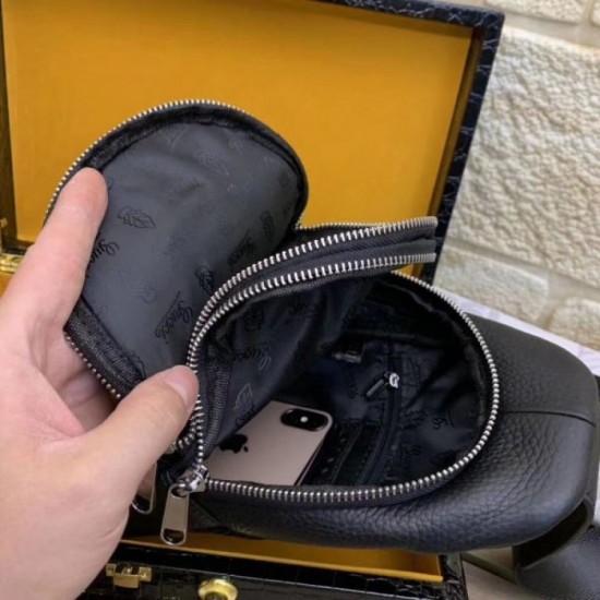 GUCCI Gucci Chest Bag 2023FW This season's attention-grabbing new item with color GUCCI Gucci Chest Bag 2023FW This season's attention-grabbing new item with color
