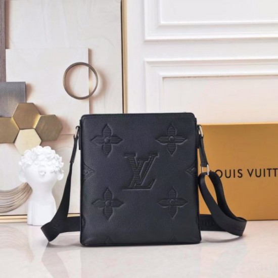 LOUIS VUITTON Shoulder bag 2023FW Winter seasonal feel LOUIS VUITTON Shoulder bag 2023FW Winter seasonal feel