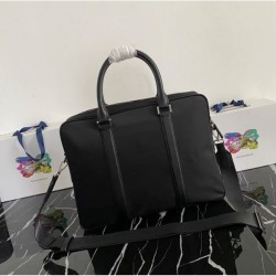Items that bring out the texture of the material 2023FW PRADA Prada briefcase