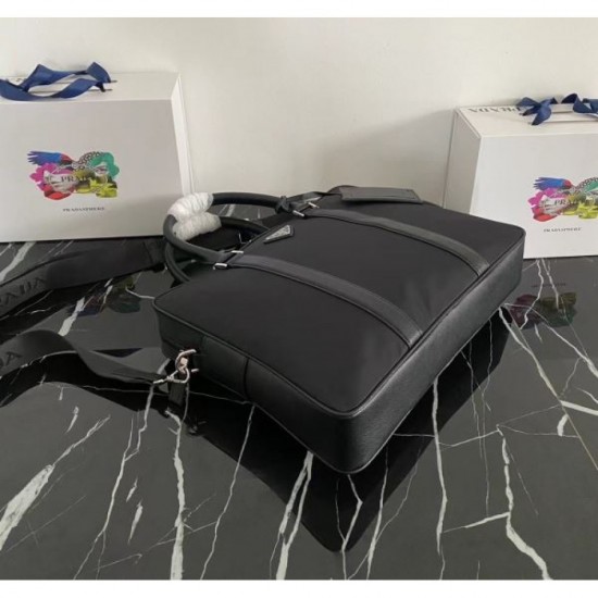 Items that bring out the texture of the material 2023FW PRADA Prada briefcase Items that bring out the texture of the material 2023FW PRADA Prada briefcase