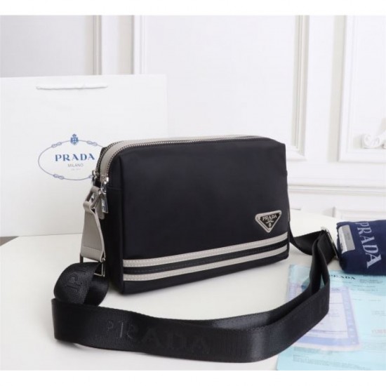 PRADA Shoulder Bag 2023FW Fashion sense is skyrocketing! PRADA Shoulder Bag 2023FW Fashion sense is skyrocketing!