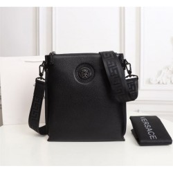 VERSACE Versace shoulder bag 2023FW attracting a lot of attention