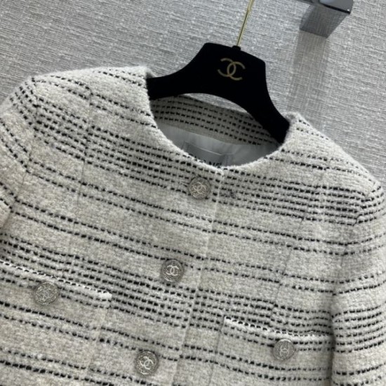 CHANEL 2023FW coat for a modern style CHANEL 2023FW coat for a modern style