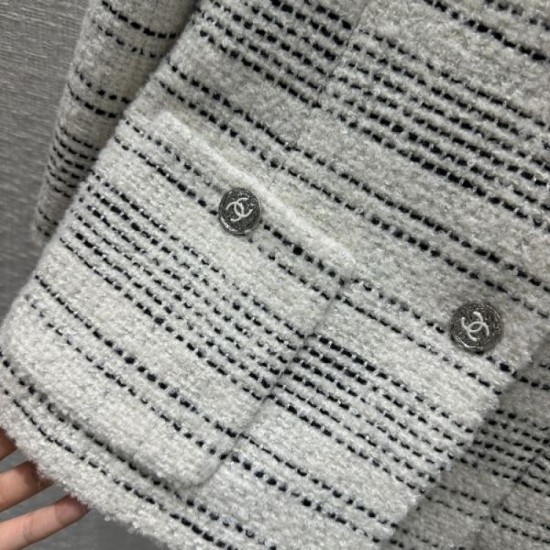 CHANEL 2023FW coat for a modern style CHANEL 2023FW coat for a modern style