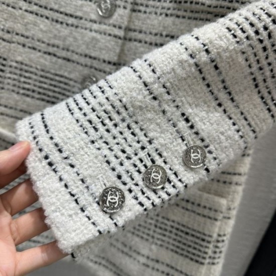 CHANEL 2023FW coat for a modern style CHANEL 2023FW coat for a modern style