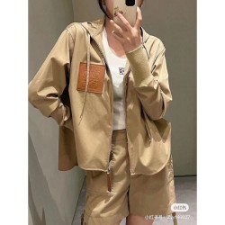LOEWE 2023FW coat that is now very popular among celebrities