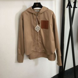 LOEWE 2023FW coat that is now very popular among celebrities