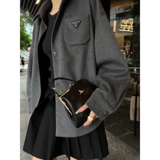 PRADA Prada New 2023FW coat that has been featured in many magazines PRADA Prada New 2023FW coat that has been featured in many magazines