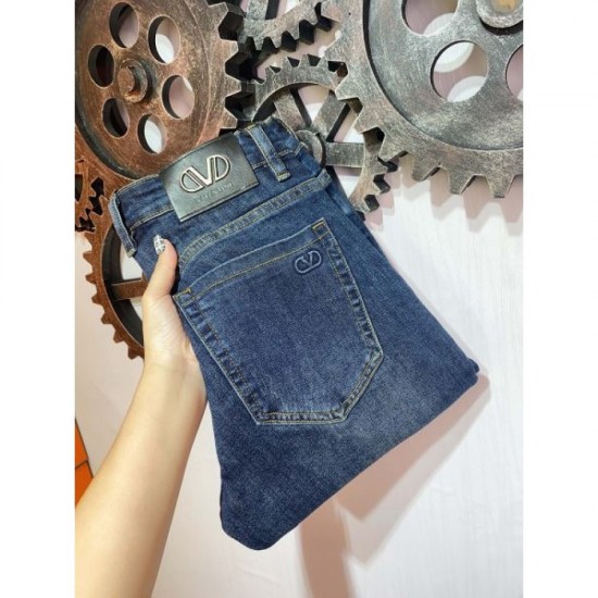 VALENTINO 2023FW Straight Jeans Celebrity Worn Product VALENTINO 2023FW Straight Jeans Celebrity Worn Product