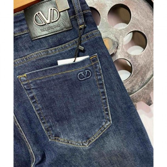 VALENTINO 2023FW Straight Jeans Celebrity Worn Product VALENTINO 2023FW Straight Jeans Celebrity Worn Product