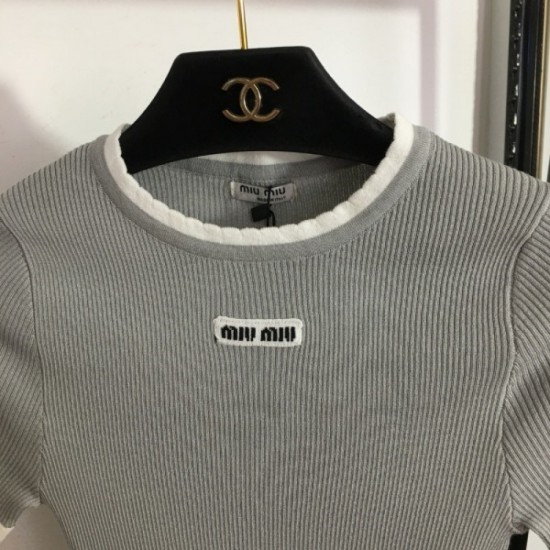 MIU MIU 2023SS short-sleeved knit summer standard that you want one new item MIU MIU 2023SS short-sleeved knit summer standard that you want one new item